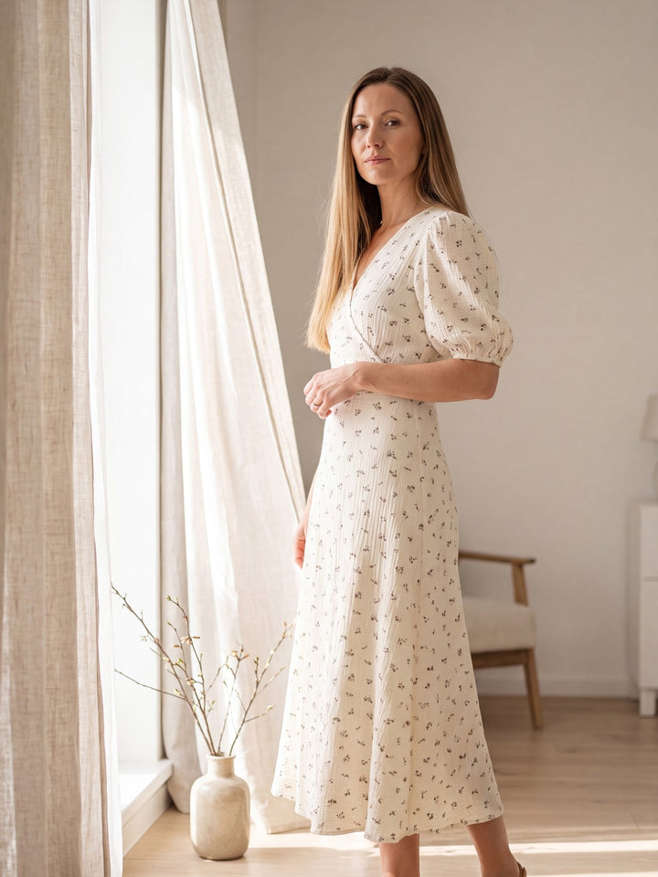 Sofia krämvit blommig midiklänning med hög midja – Lissandra.se