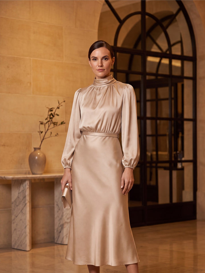 Elegant midiklänning i champagnefärgad satin med hög hals – Lissandra.se