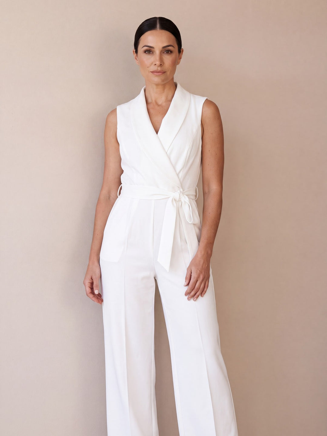 Nova vit omlott jumpsuit med vida ben och knytskärp – Lissandra.se