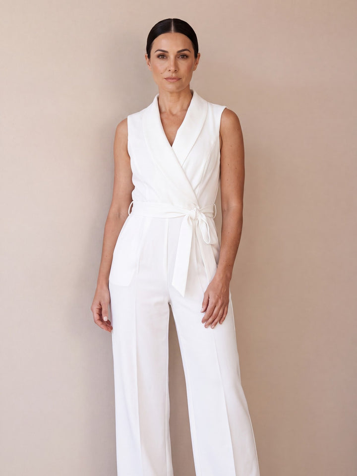 Nova vit omlott jumpsuit med vida ben och knytskärp – Lissandra.se