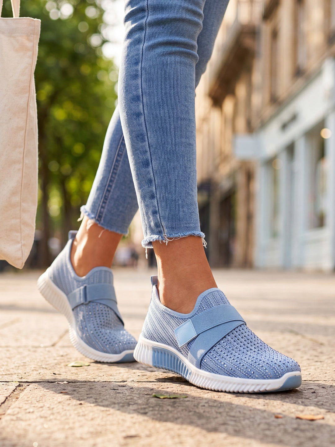 Ljusblå ortopediska slip-on sneakers i stickat material med strassdetaljer och vit sula – Lissandra.se