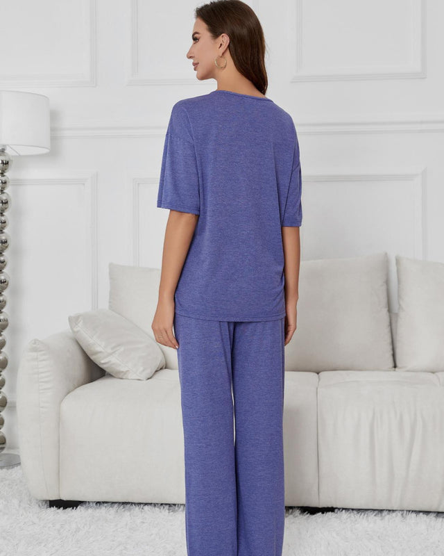 Ava | Lätt Vårpyjamas-set med Kortärmad Top och Hellånga Byxor 3