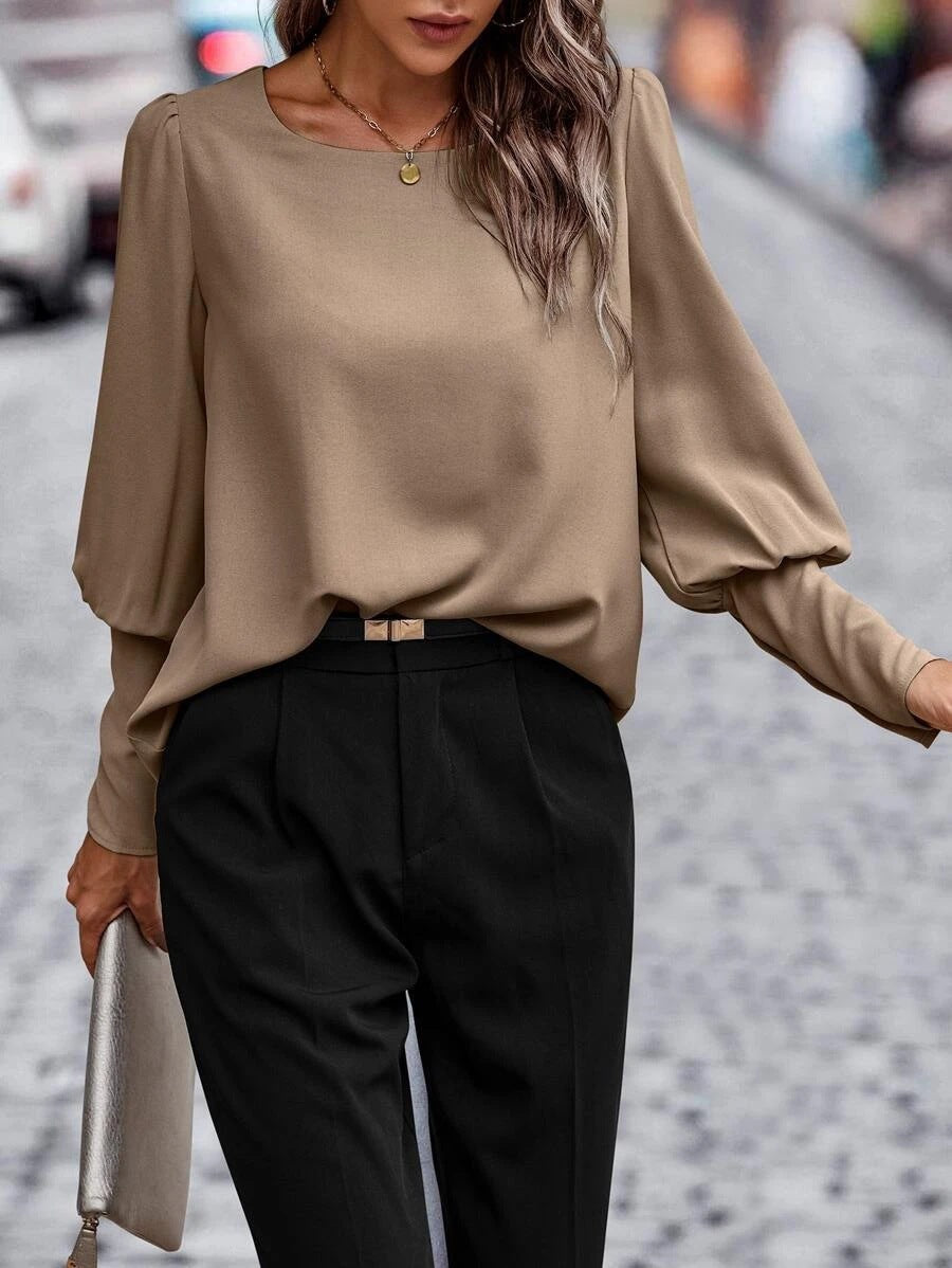 Elegant Blus Dam | Vit Blus med Puffärmar och Rund Halsringning | Tidlös Design för Vardag och Arbete 1