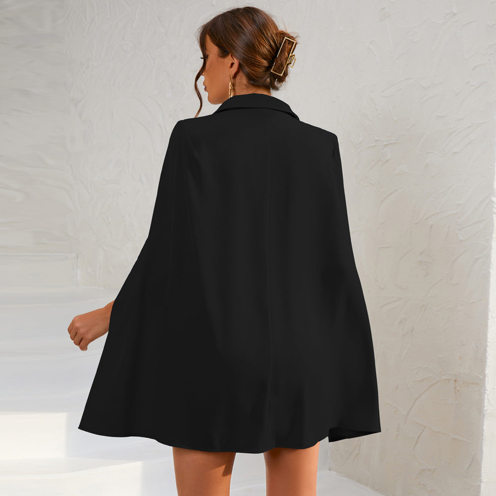 Elegant Cape Blazer Miniklänning med Guldknappar & Midjebälte | Dramatisk Stil för Speciella Tillfällen 4