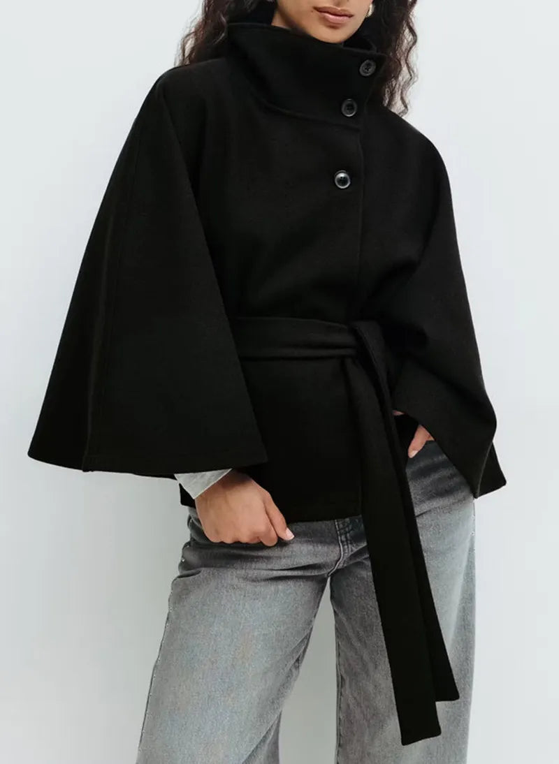Elegant Kappa | Kort Cape Coat med Tratthals och Bältad Midja | Stilren Design för Höst och Vinter 0