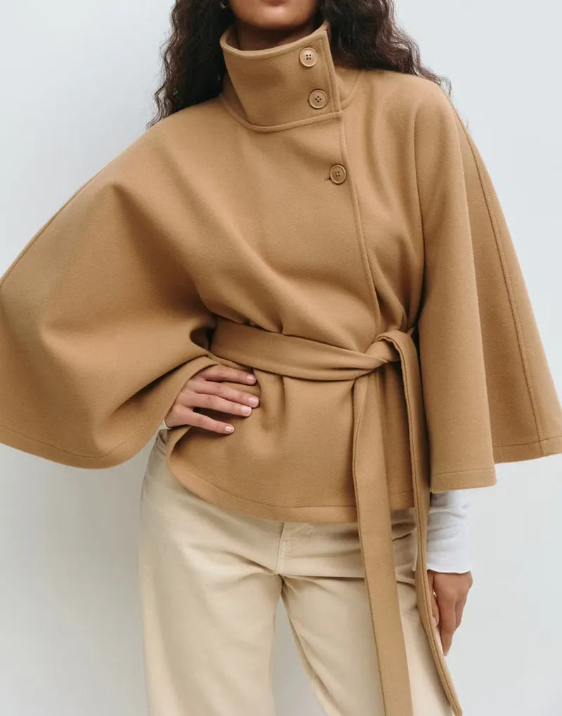 Elegant Kappa | Kort Cape Coat med Tratthals och Bältad Midja | Stilren Design för Höst och Vinter 1