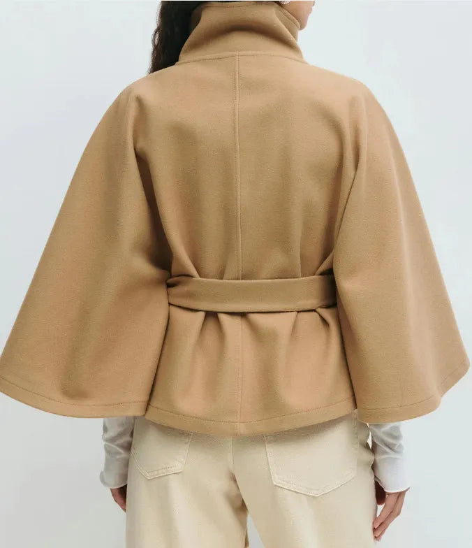 Elegant Kappa | Kort Cape Coat med Tratthals och Bältad Midja | Stilren Design för Höst och Vinter 2
