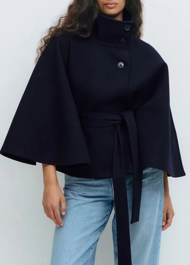 Elegant Kappa | Kort Cape Coat med Tratthals och Bältad Midja | Stilren Design för Höst och Vinter 3