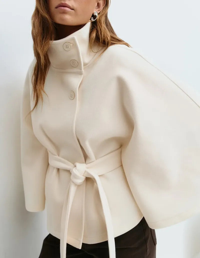 Elegant Kappa | Kort Cape Coat med Tratthals och Bältad Midja | Stilren Design för Höst och Vinter 4