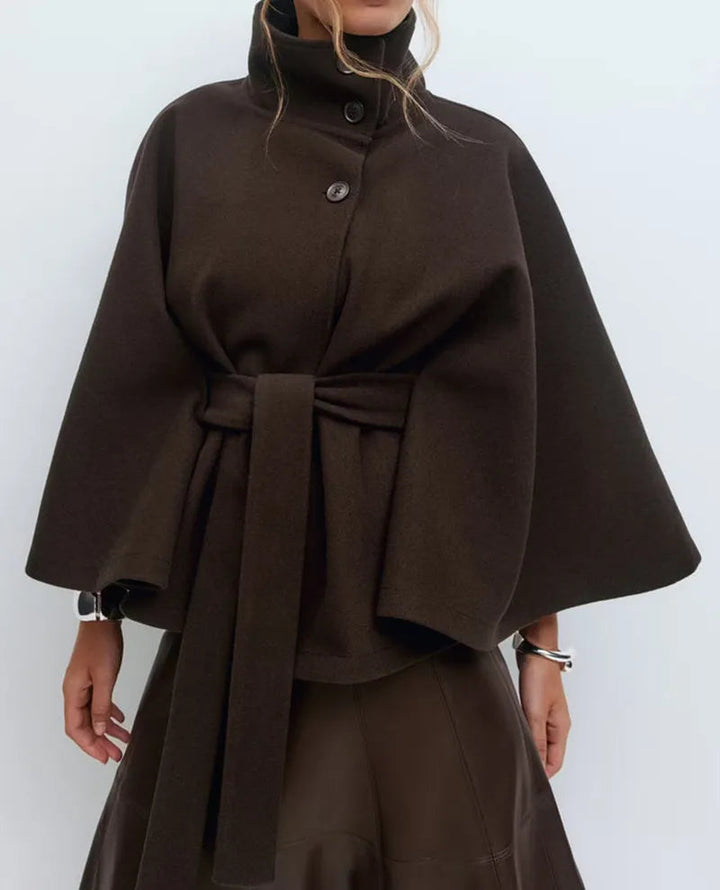 Elegant Kappa | Kort Cape Coat med Tratthals och Bältad Midja | Stilren Design för Höst och Vinter 5