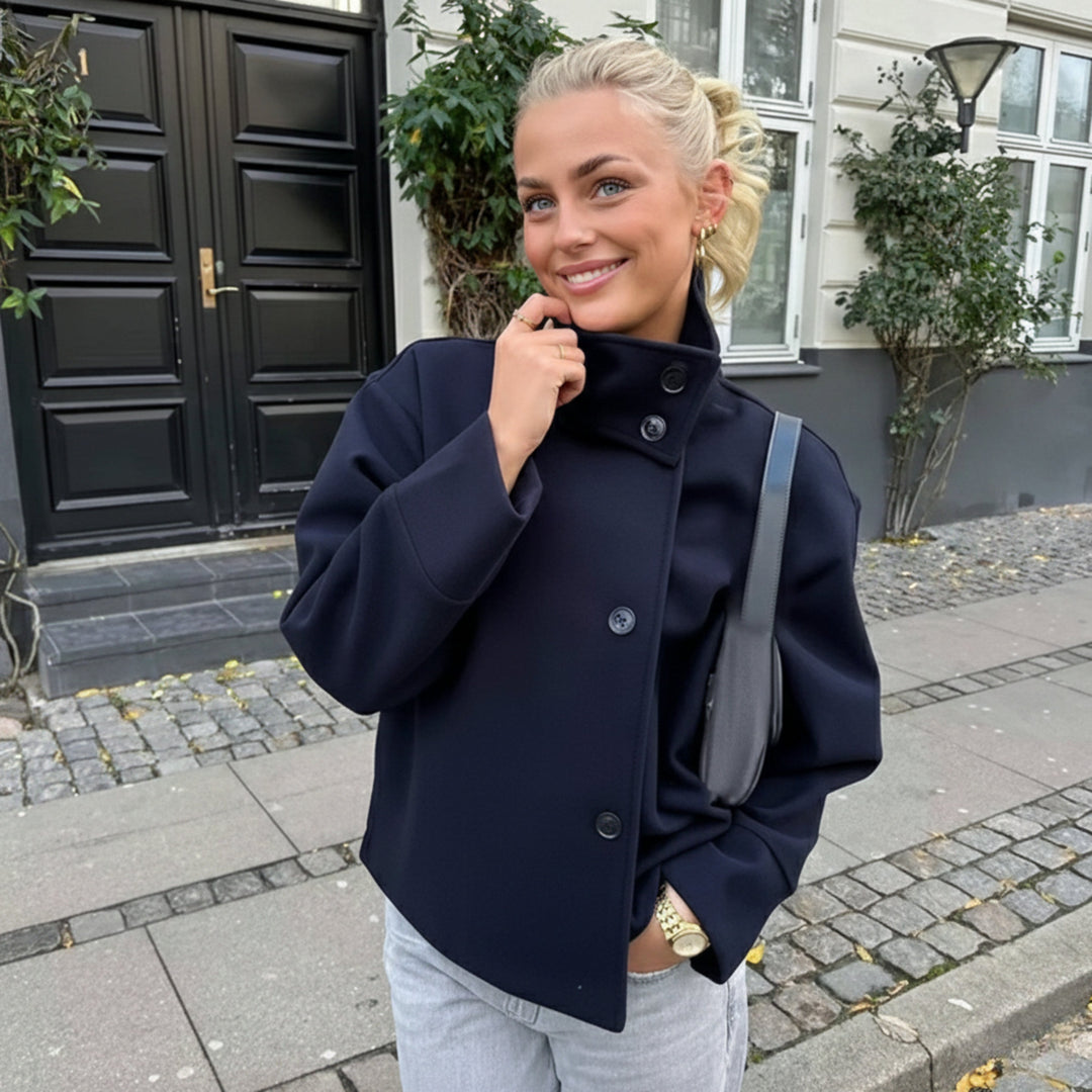Elegant Kappa | Kort Dubbelknäppt Kappa med Lyxigt Tyg | Mångsidig Stil för Alla Tillfällen 1