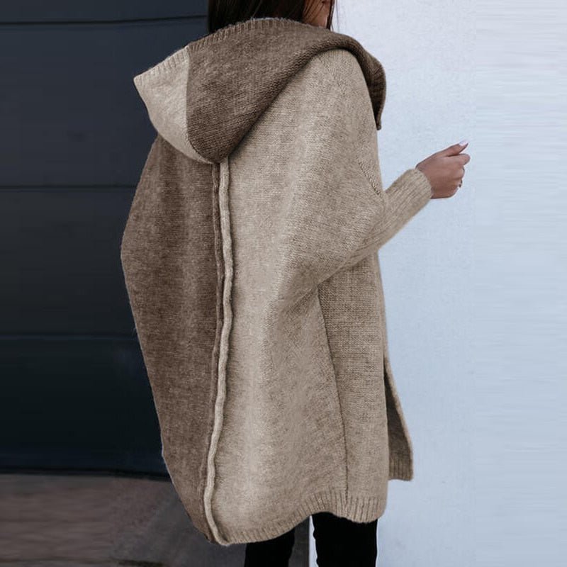 Elegant Lång Stickad Kofta med Huvud och Tvåfärgad Design för Värme och Stil 1