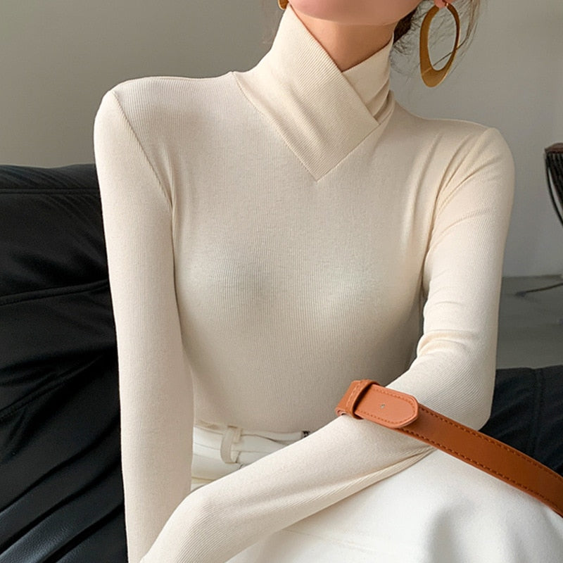 Elegant Ribbstickad Blus | Svart Blus med Volangringning för Stil och Komfort 0