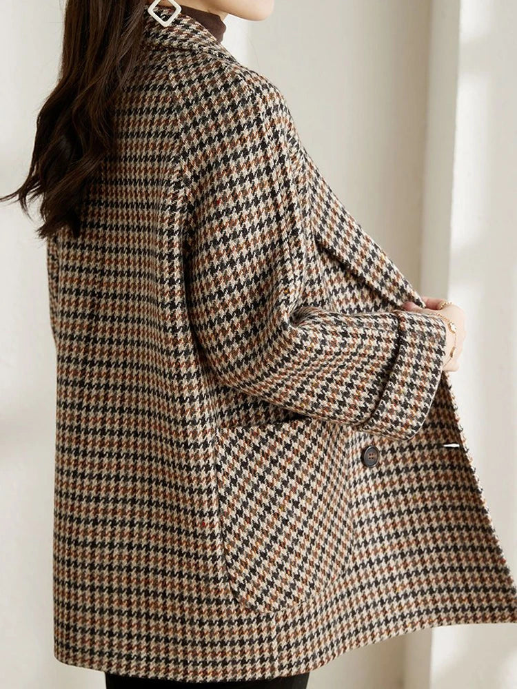 Elegant Rutigt Kavaj Dam med Longline Design och Skräddarsydd Passform för Tidlös Stil i Höst och Vinter 2