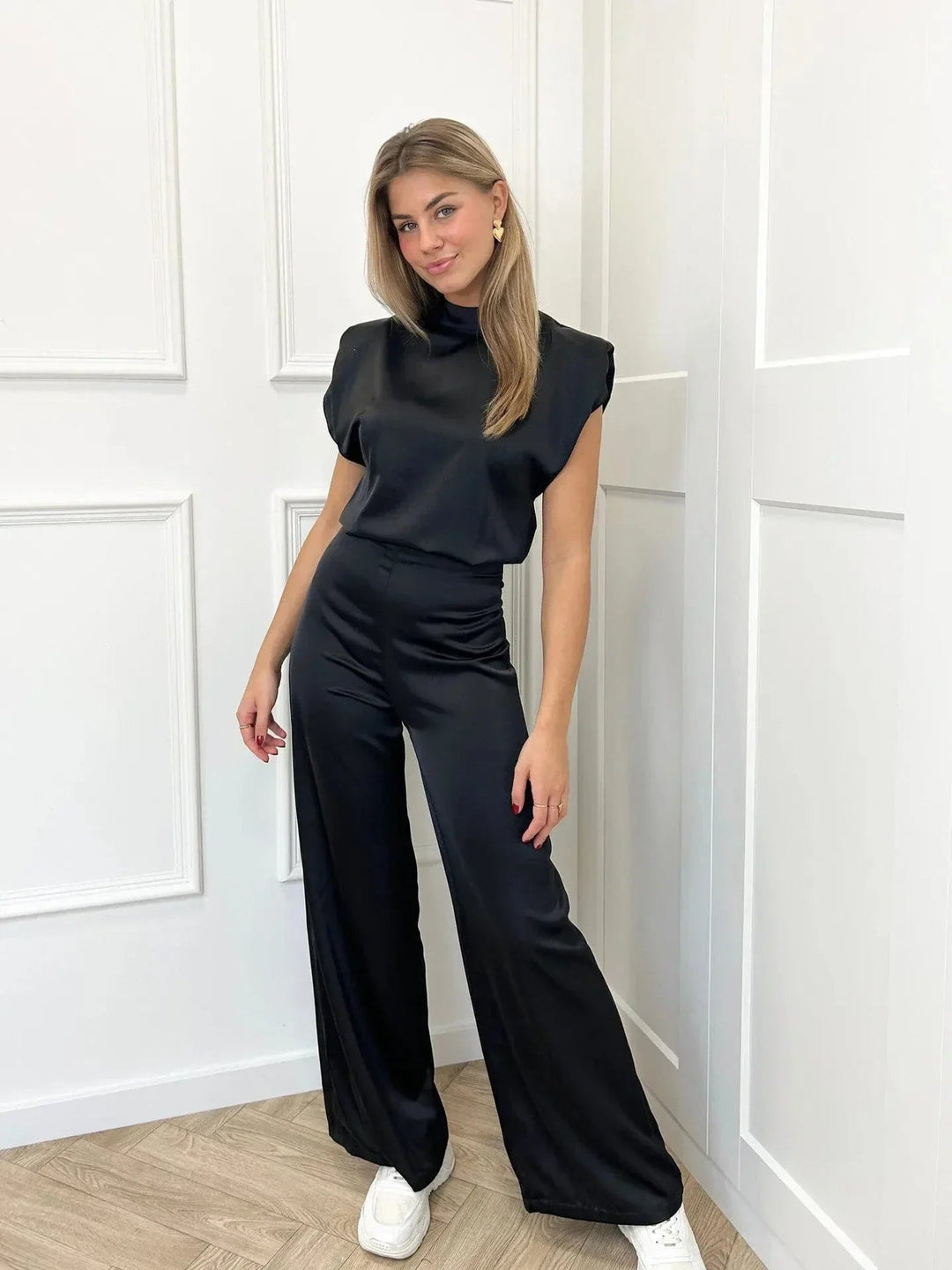 Elegant Rygglös Jumpsuit med Vida Ben | Lätt och Bekväm för Sommar 0