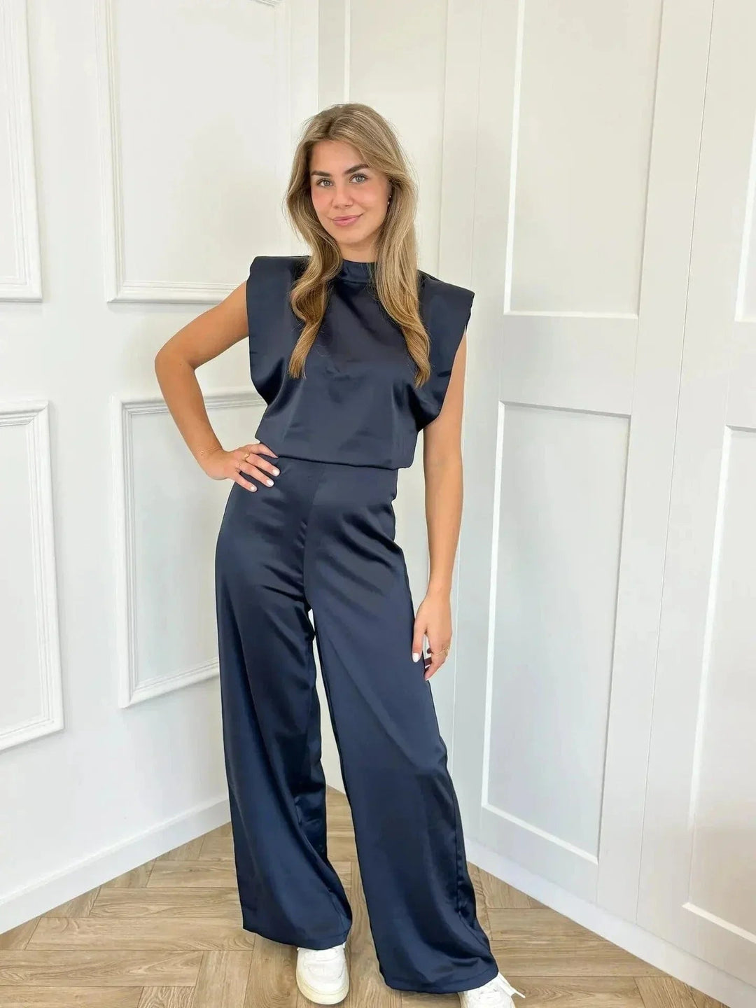 Elegant Rygglös Jumpsuit med Vida Ben | Lätt och Bekväm för Sommar 10