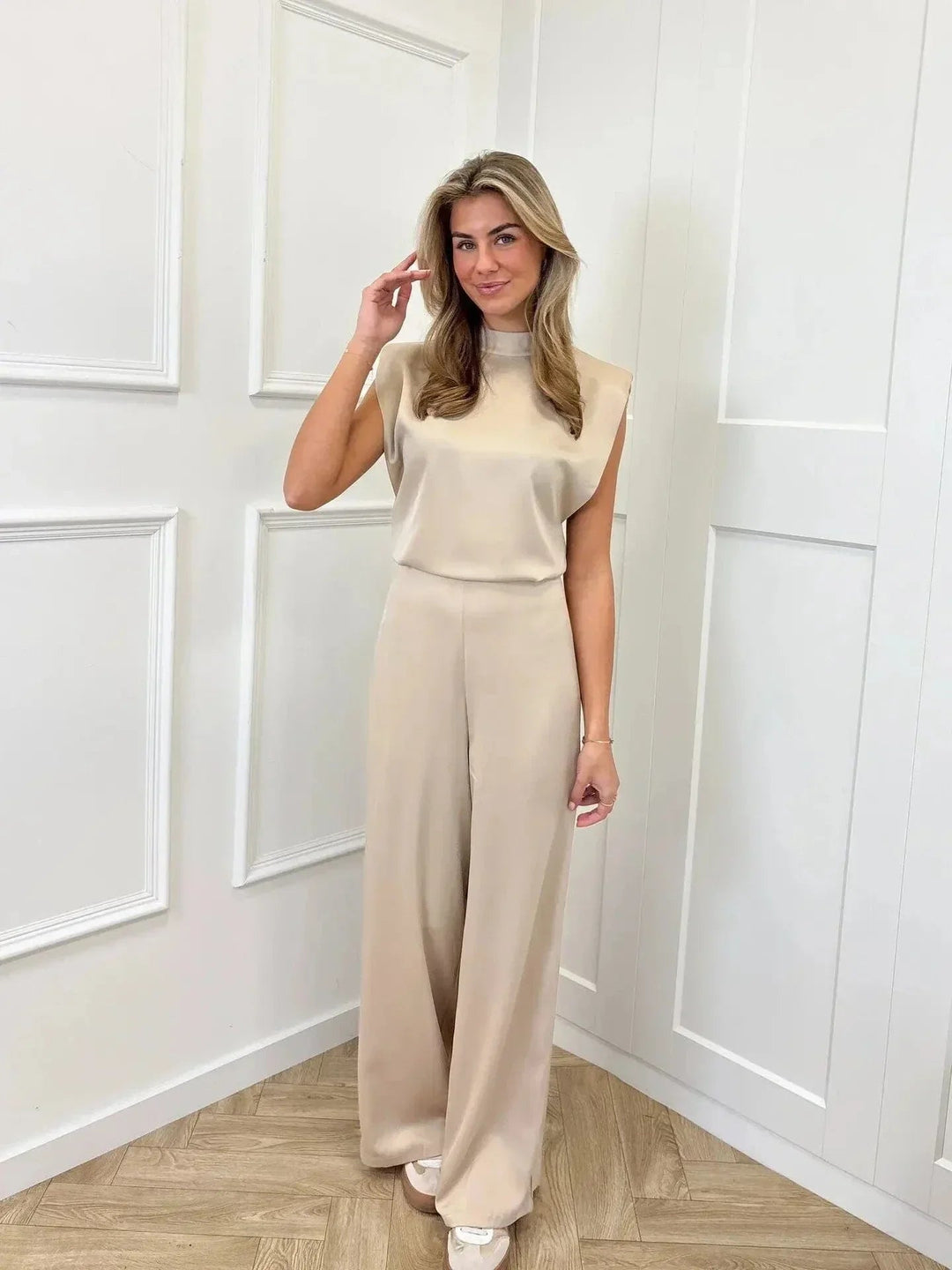 Elegant Rygglös Jumpsuit med Vida Ben | Lätt och Bekväm för Sommar 5