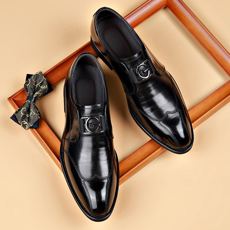 Elegant Slip-On Klänningskor för Män med Vingspetsdetaljer | Kastanjebrun Läder för Komfort och Stil 2
