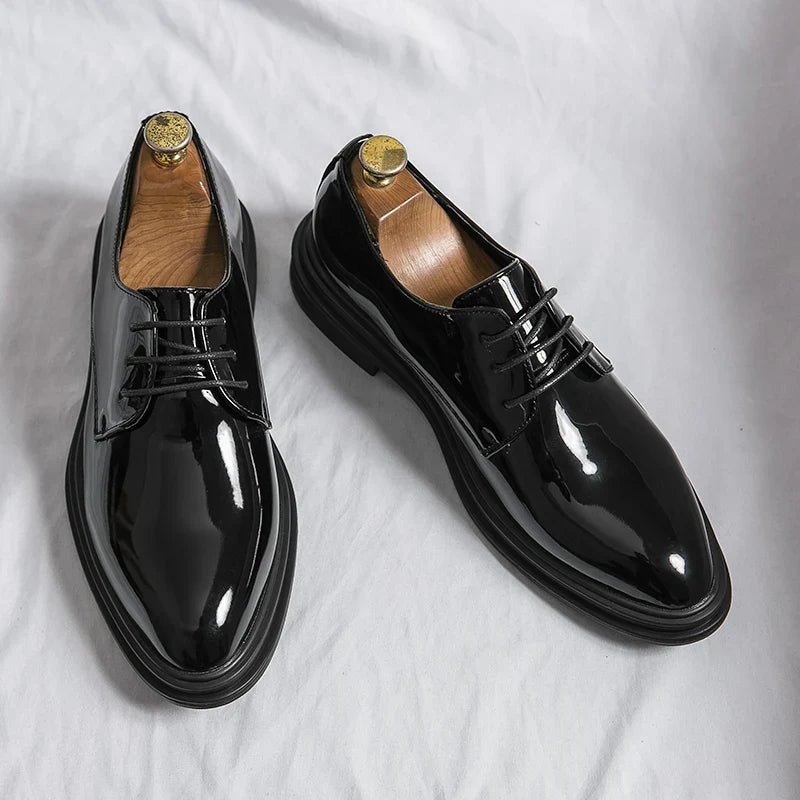 Elegant Svart Derby Skor för Män med Högblank Finish | Tidlös Design för Formella Evenemang 1