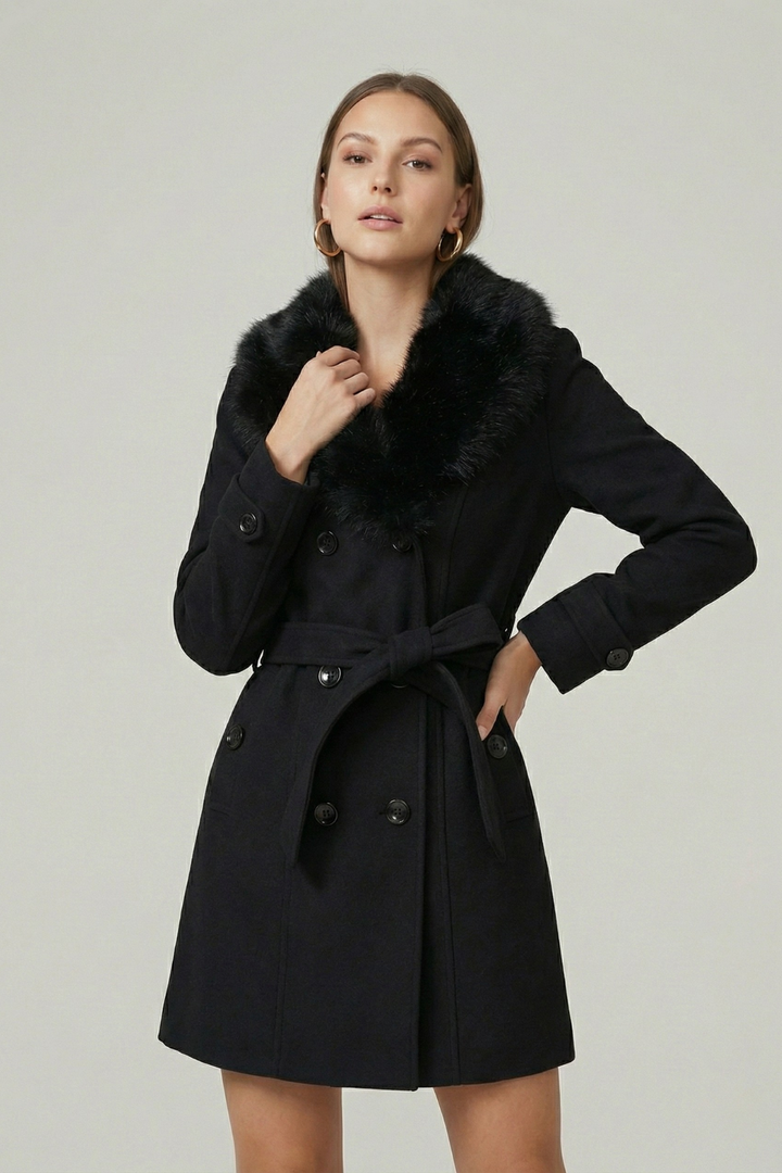 Elegant Svart Trenchcoat för Kvinnor med Fuskpäls och Midjebälte | Tidlös Design för Kalla Månader 2