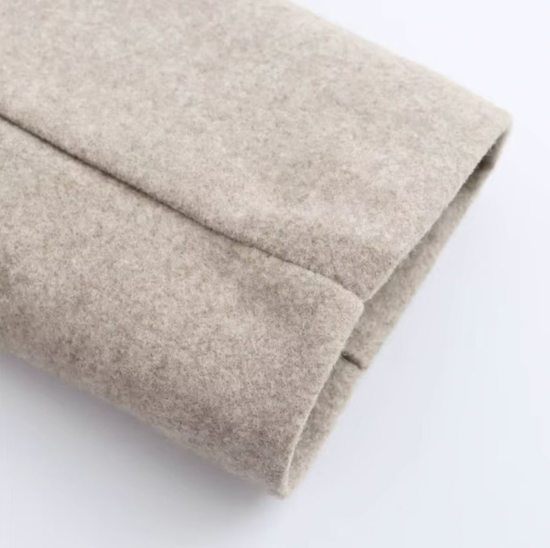 Elegant Trenchcoat för Kvinnor | Dubbelknäppt Design med Fuskpälskrage | Stilren Långlinjekappa för Mångsidig Användning 2