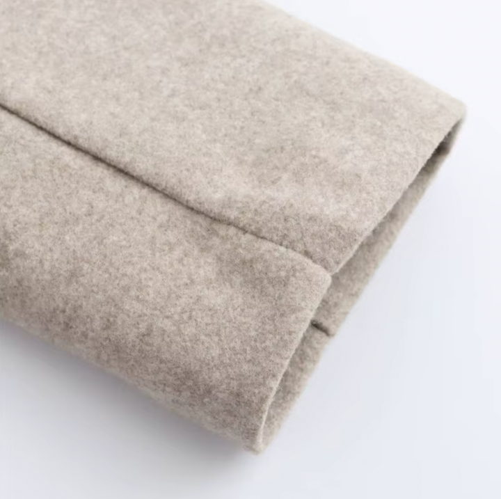 Elegant Trenchcoat för Kvinnor | Dubbelknäppt Design med Fuskpälskrage | Stilren Långlinjekappa för Mångsidig Användning 2