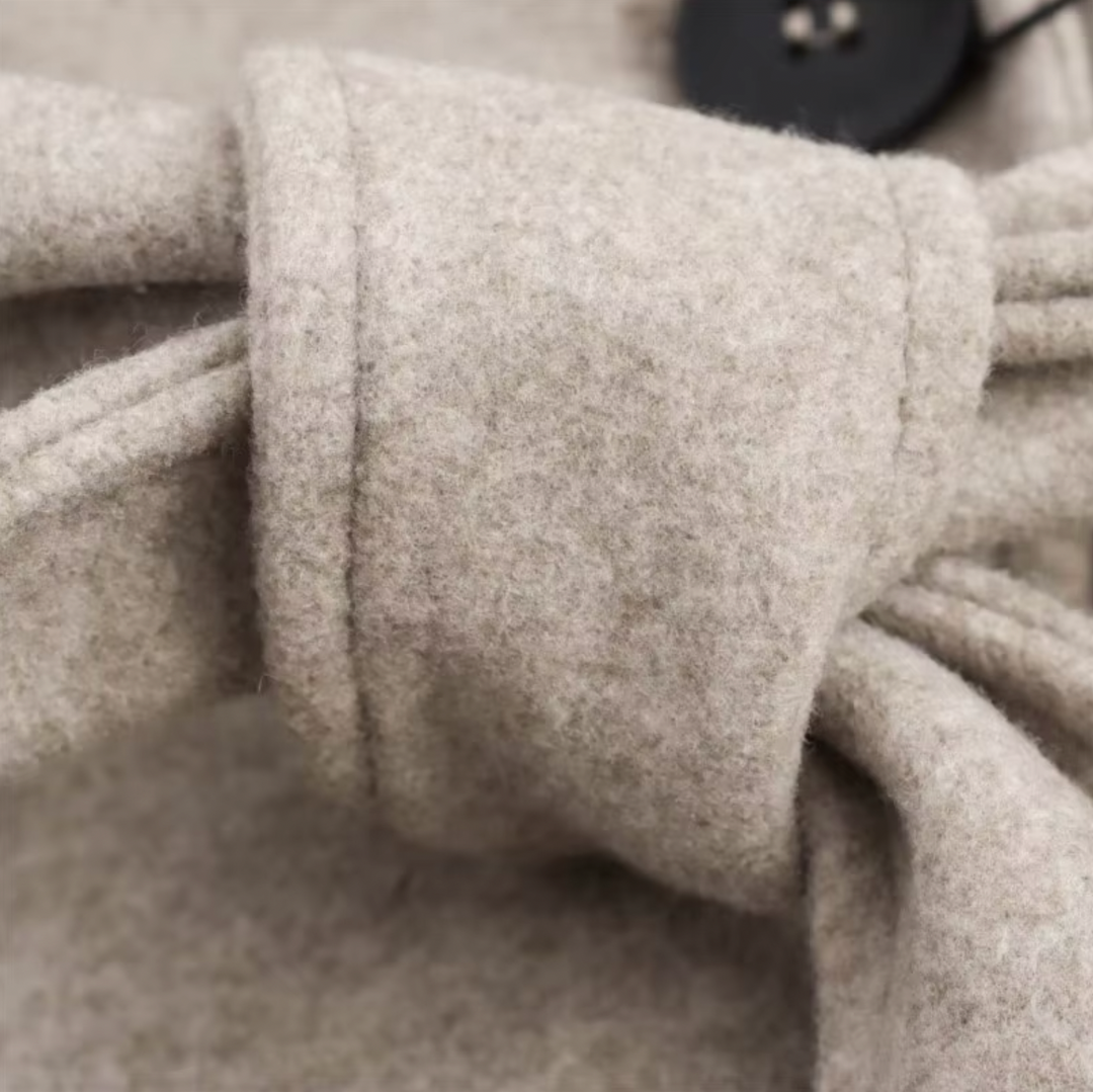 Elegant Trenchcoat för Kvinnor | Dubbelknäppt Design med Fuskpälskrage | Stilren Långlinjekappa för Mångsidig Användning 4