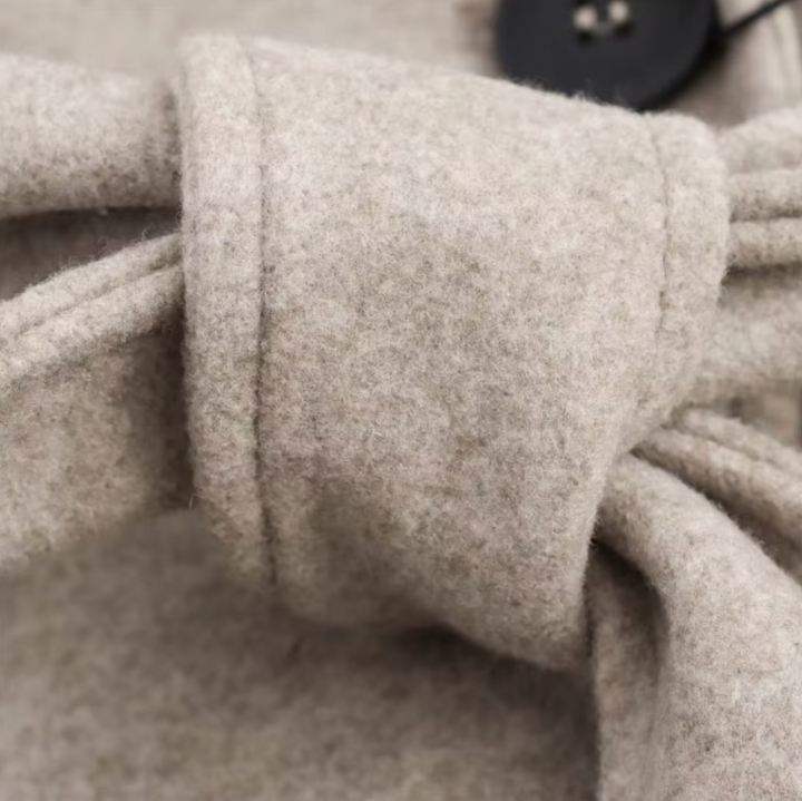 Elegant Trenchcoat för Kvinnor | Dubbelknäppt Design med Fuskpälskrage | Stilren Långlinjekappa för Mångsidig Användning 4