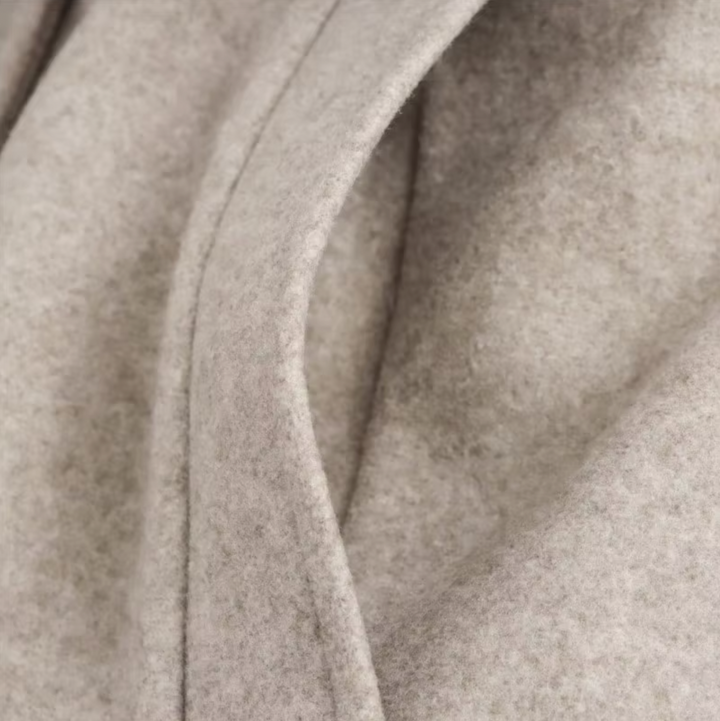 Elegant Trenchcoat för Kvinnor | Dubbelknäppt Design med Fuskpälskrage | Stilren Långlinjekappa för Mångsidig Användning 5