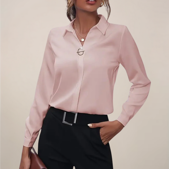 Elegant | Svart Blus med Krage och Minimalistisk Drapering | Perfekt för Arbete och Fritid 3