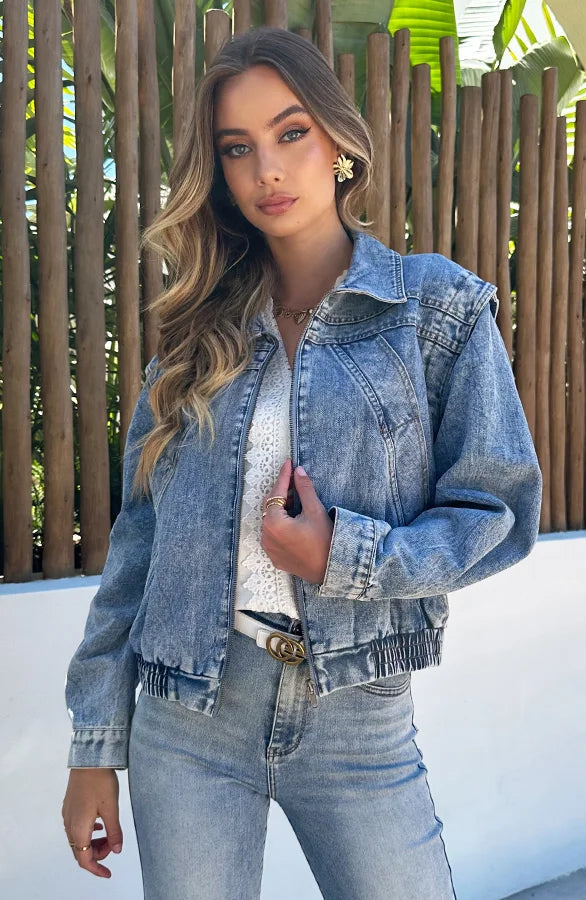 Ella | Kort Denimjacka för Dam med Blixtlås och Sidfickor 0