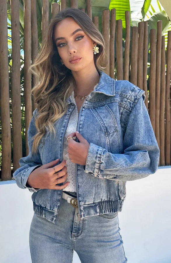 Ella | Kort Denimjacka för Dam med Blixtlås och Sidfickor 1
