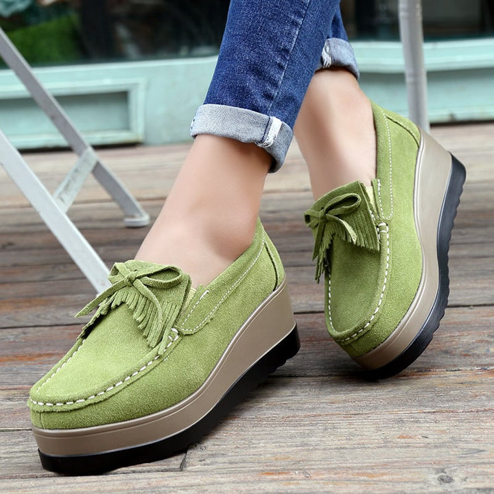 Emily | Elegant Slip-On Kilskor med Tofsrosett 1