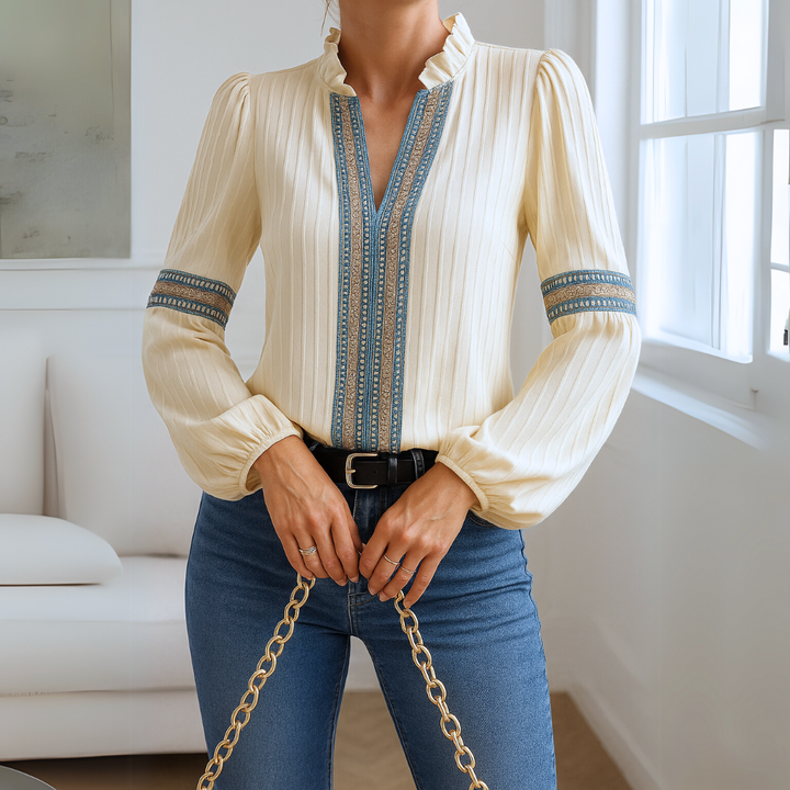 Emma | Elegant V-ringad Blus med Spets och Volanger 0