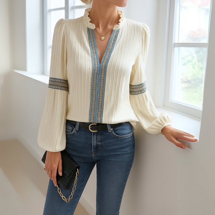 Emma | Elegant V-ringad Blus med Spets och Volanger 1