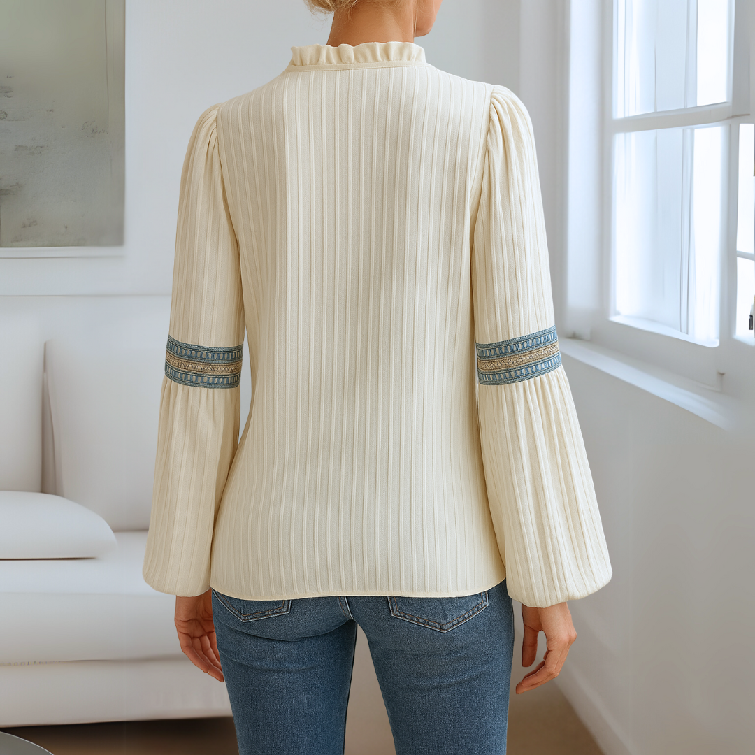 Emma | Elegant V-ringad Blus med Spets och Volanger 2