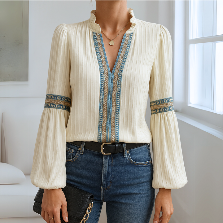 Emma | Elegant V-ringad Blus med Spets och Volanger 3
