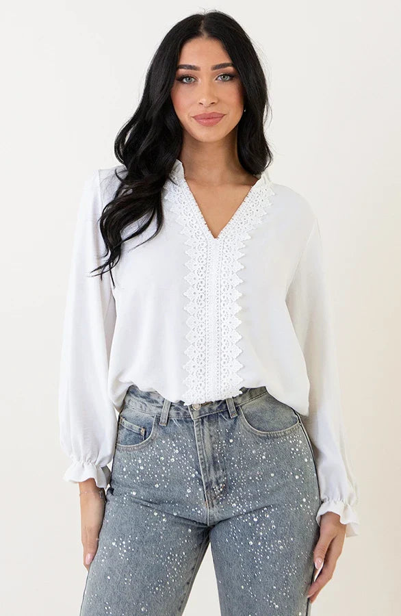 Emma | Elegant V-ringad Blus med Spetsdetaljer 0