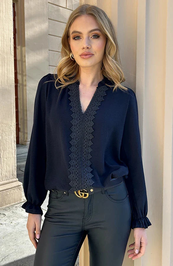 Emma | Elegant V-ringad Blus med Spetsdetaljer 2