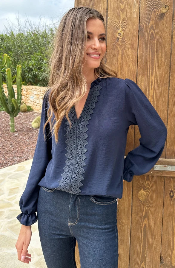 Emma | Elegant V-ringad Blus med Spetsdetaljer 4