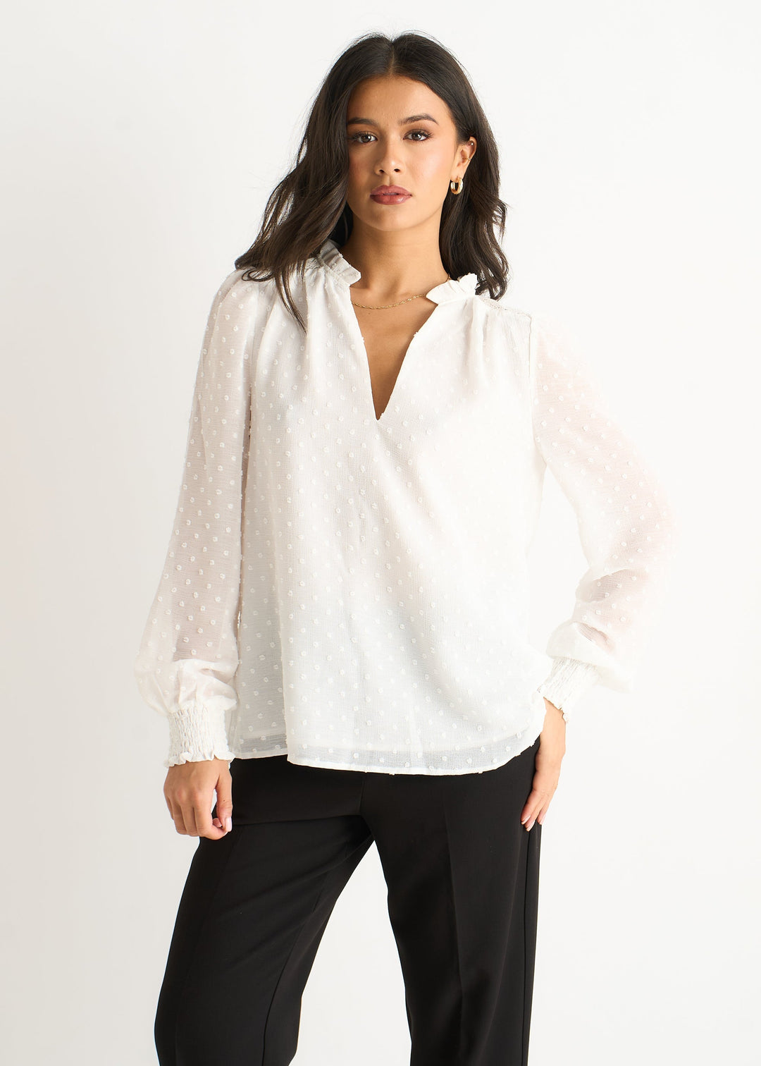 Emma | Elegant Vit Dobby Blus med Volangkrage 0