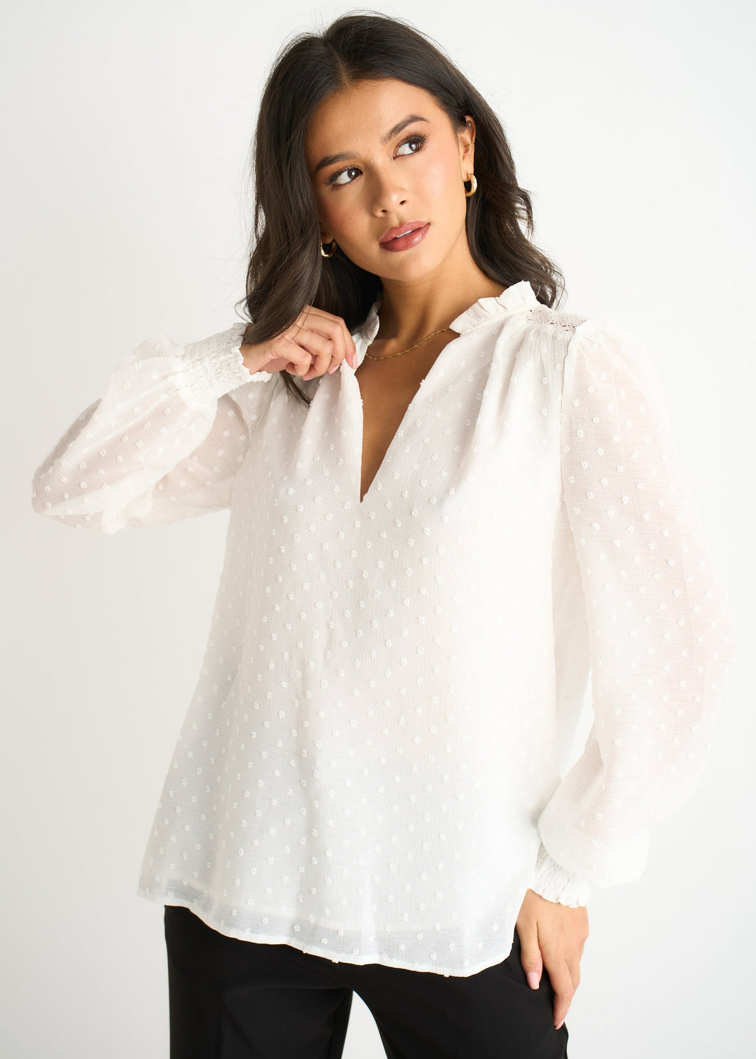 Emma | Elegant Vit Dobby Blus med Volangkrage 1