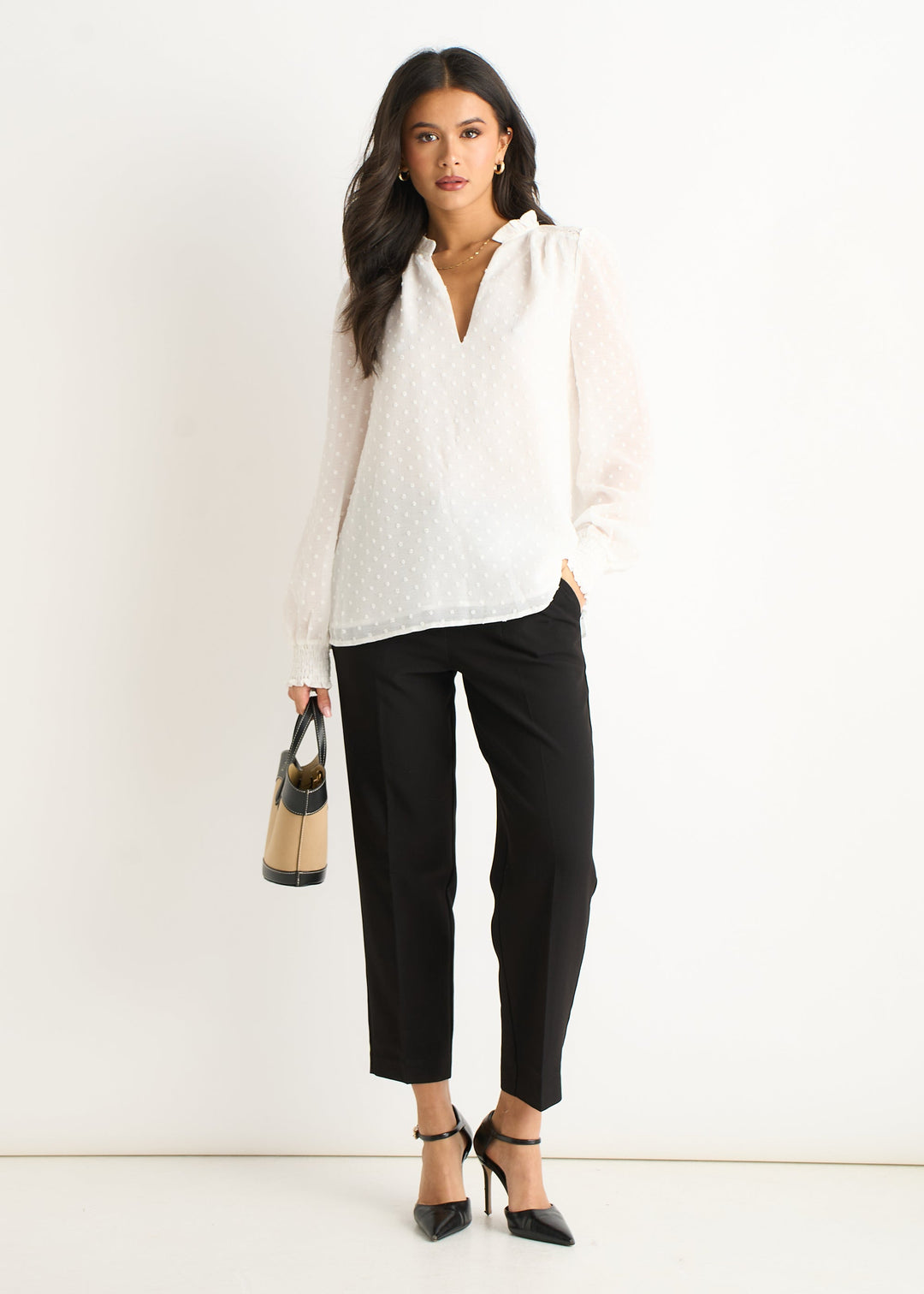 Emma | Elegant Vit Dobby Blus med Volangkrage 2