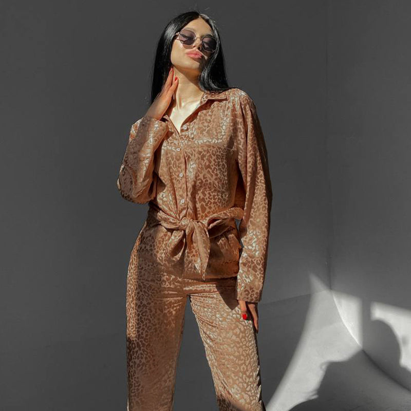 Emma | Trendig Leopardmönstrad Pyjamas med Långärmad Topp och Snörbyxor 0