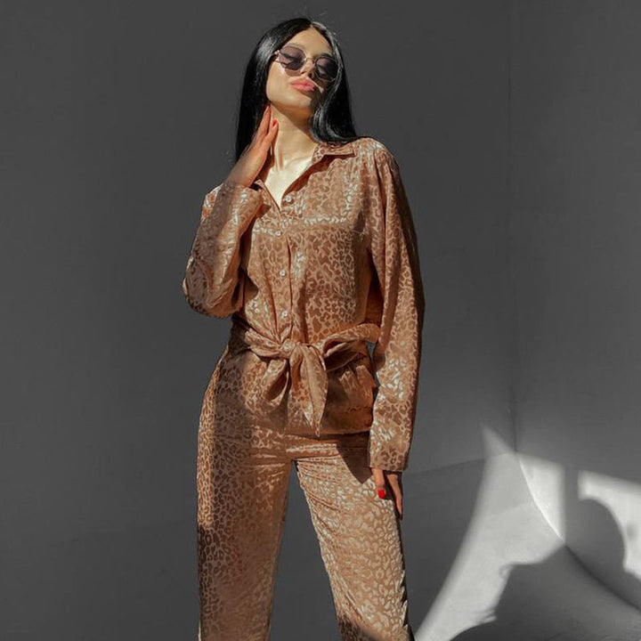 Emma | Trendig Leopardmönstrad Pyjamas med Långärmad Topp och Snörbyxor 0