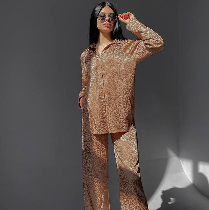 Emma | Trendig Leopardmönstrad Pyjamas med Långärmad Topp och Snörbyxor 1