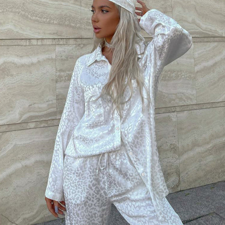 Emma | Trendig Leopardmönstrad Pyjamas med Långärmad Topp och Snörbyxor 2