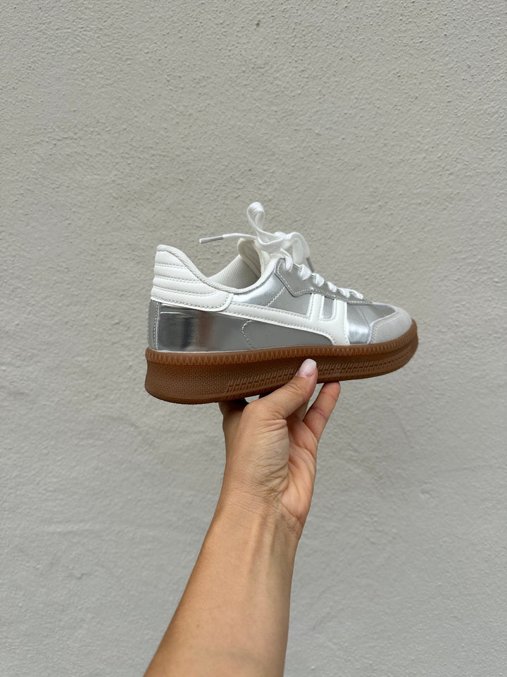 Ethan | Eleganta Silvergrå Låga Sneakers i Läderlook 1
