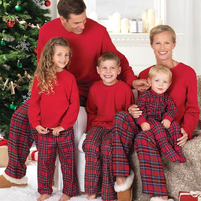 Familjejulpyjamas | Röd Matchande Julpyjamas med Mjuk T-Shirt och Rutiga Byxor | Bekväm Design för Mysiga Julnätter 0