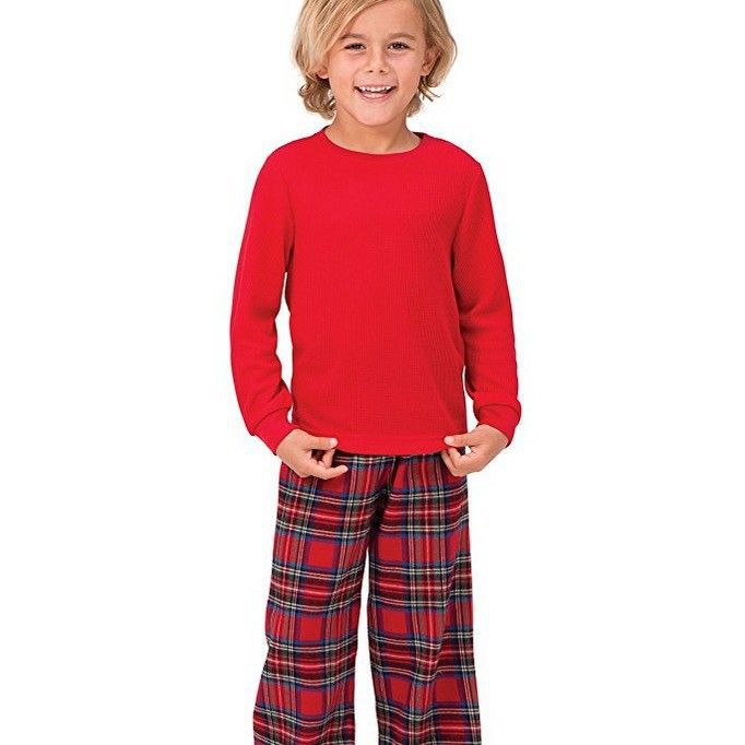 Familjejulpyjamas | Röd Matchande Julpyjamas med Mjuk T-Shirt och Rutiga Byxor | Bekväm Design för Mysiga Julnätter 4